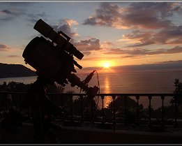 Morgensonne nach einer Astronomie-Nacht am Meer