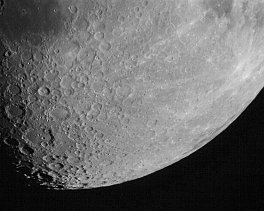 Objekt- und Aufnahmedaten       Zunehmender Mond    Copyright © Horst Ziegler       Teleskop: TEC APO 140/980 - Kamera: Sony A700 - Montierung: CGE