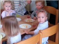 Salzburg, Apr 2014 Mein erster Schultag  im englischen Kindergarten.  Von Mama lerne ich spanisch und in der Schule englisch.